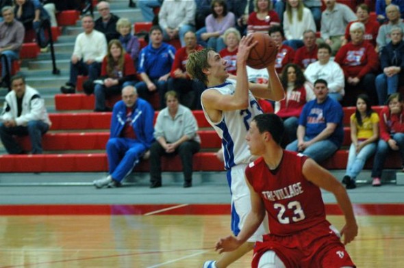 Tyler Bruntz. Jr. blows past the defense on a break away on his way to an 11-point game. The Bulldogs lost 62–43.