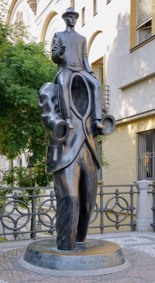 800px-Kafka_statue_Prague